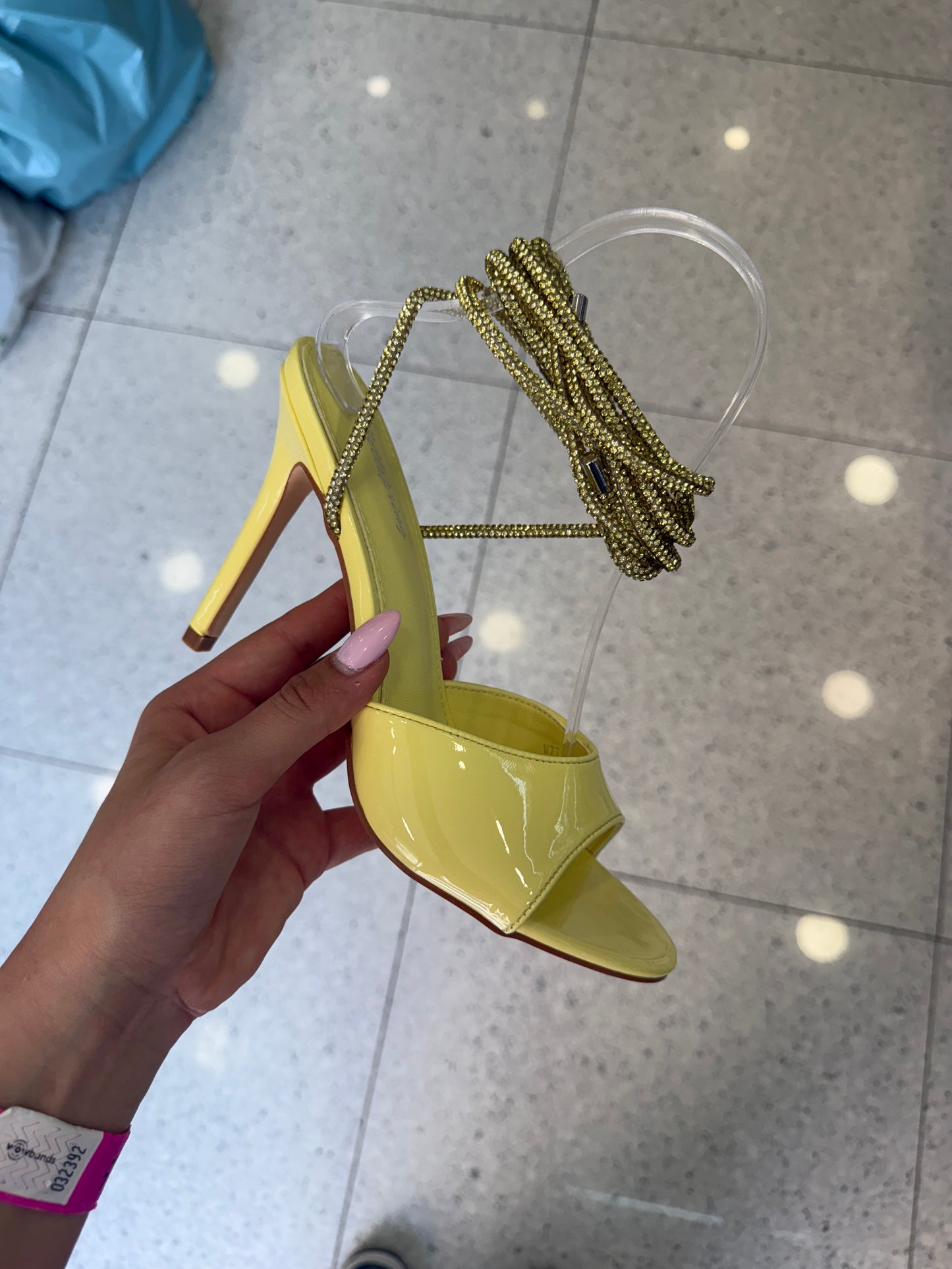sandali gialli con laccio swarovski