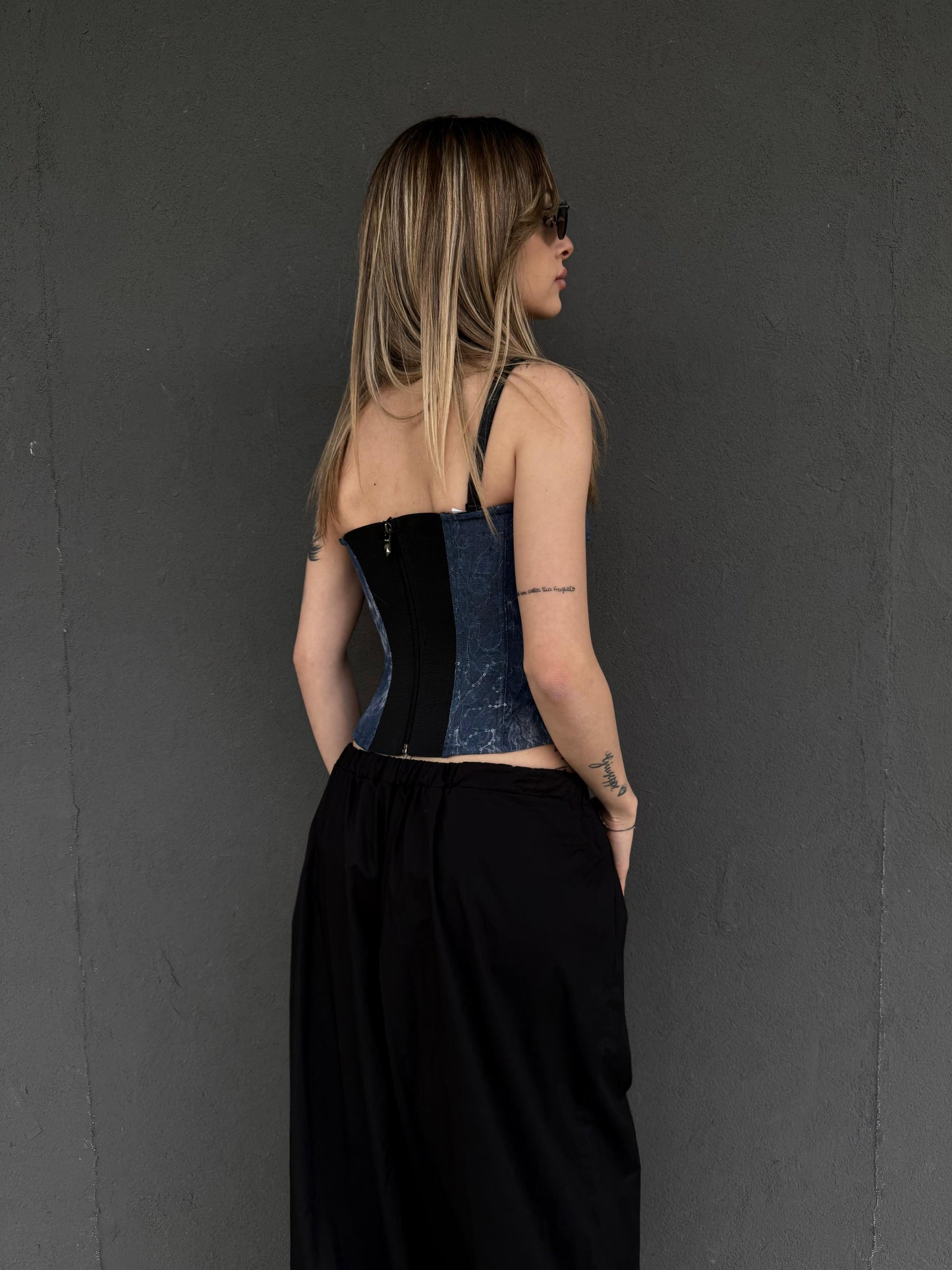 corsetto blu con applicazioni