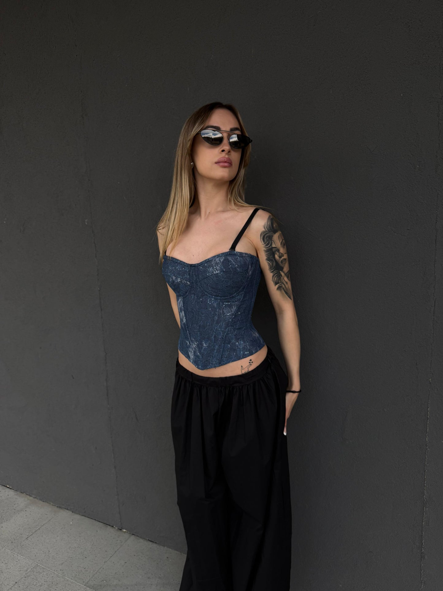 corsetto blu con applicazioni
