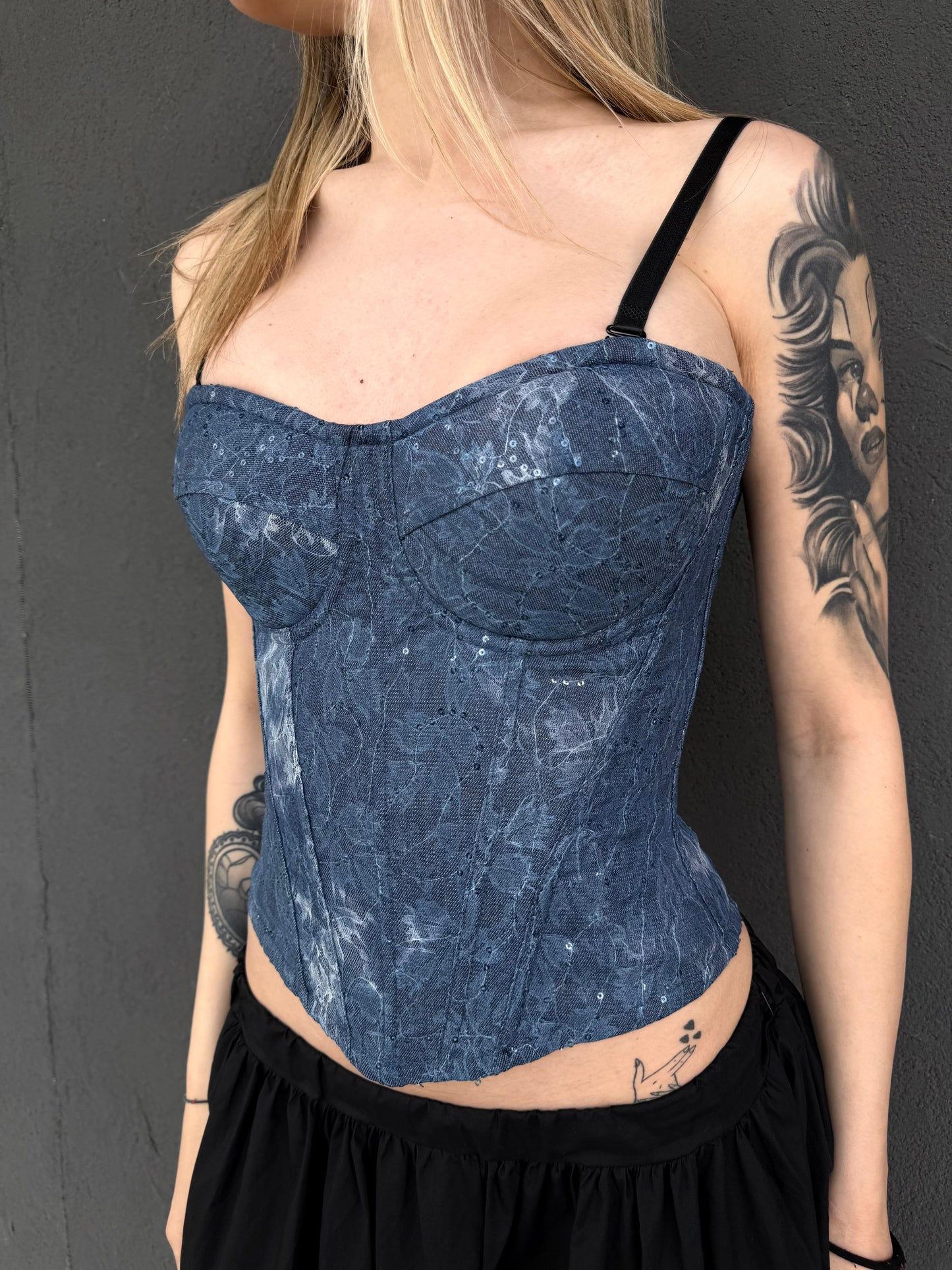corsetto blu con applicazioni