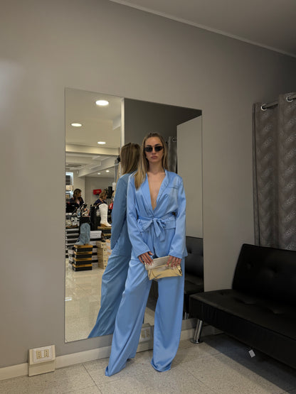 tailleur in raso celeste